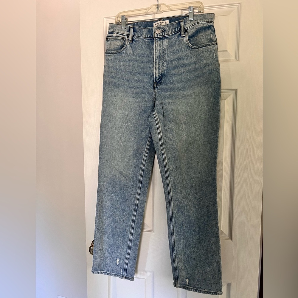 Abercrombie 90’s Straight Ultra High Rise Light Wash Jeans